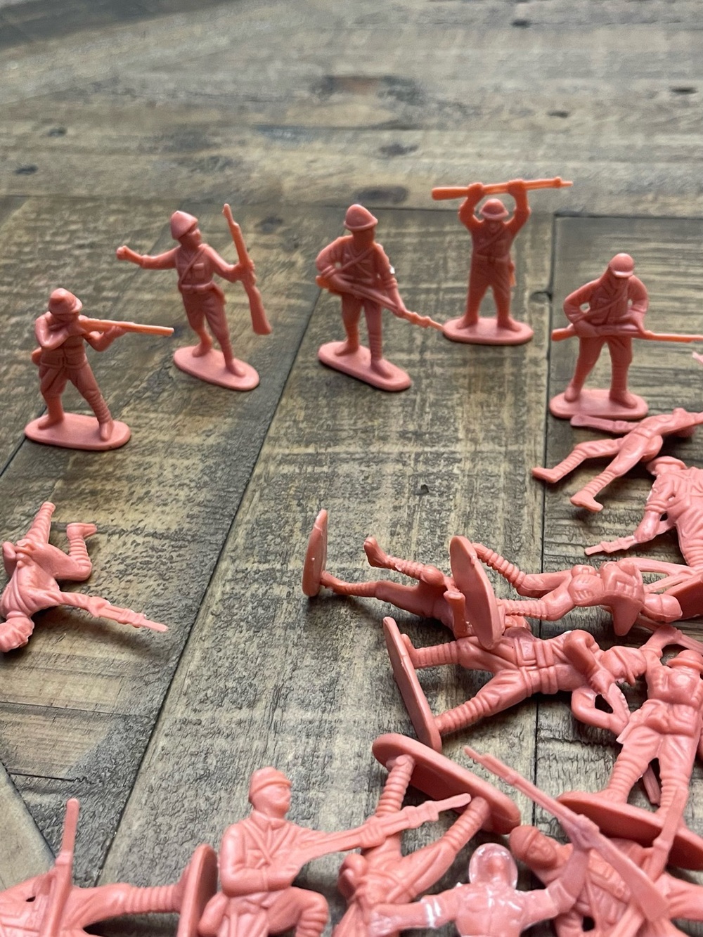 30 Vintage style plastic army men toy soldiers for pretend play or diorama